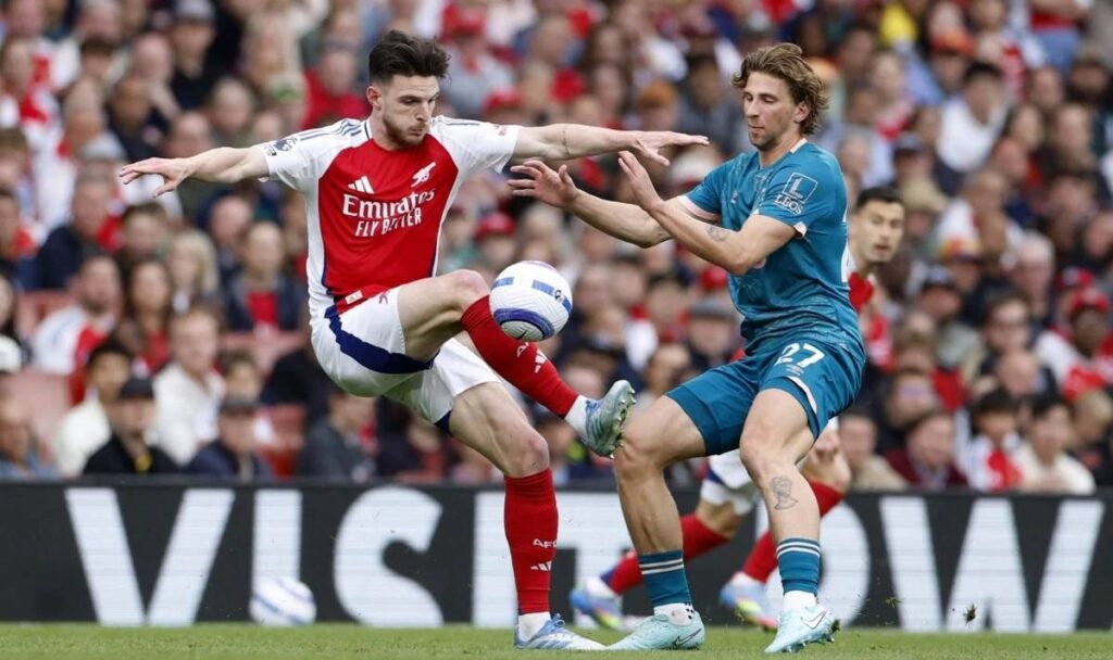 Arsenal dùng đứng đầu bảng nhưng không có phong độ ấn tượng